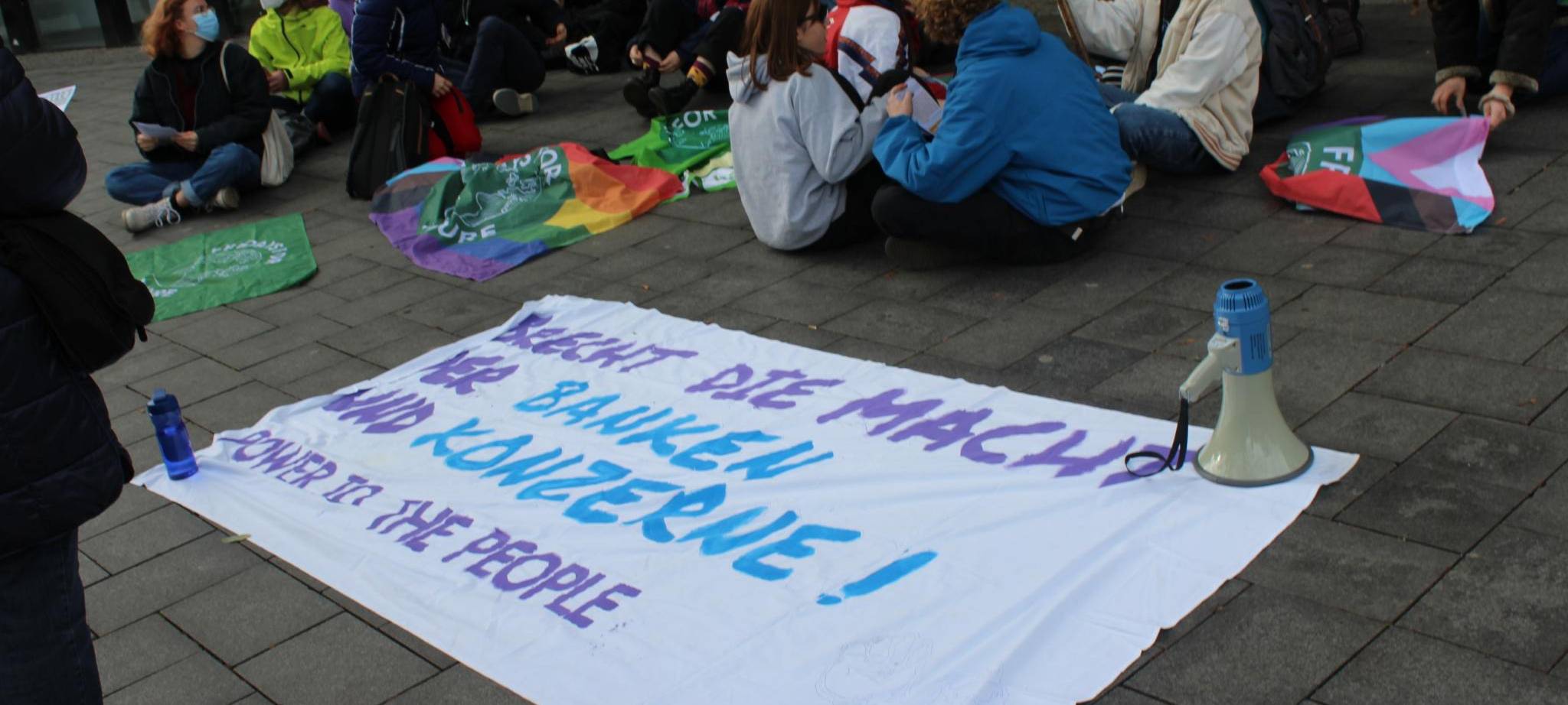 Klimaschutz-Aktivisten blockieren Bankeingang