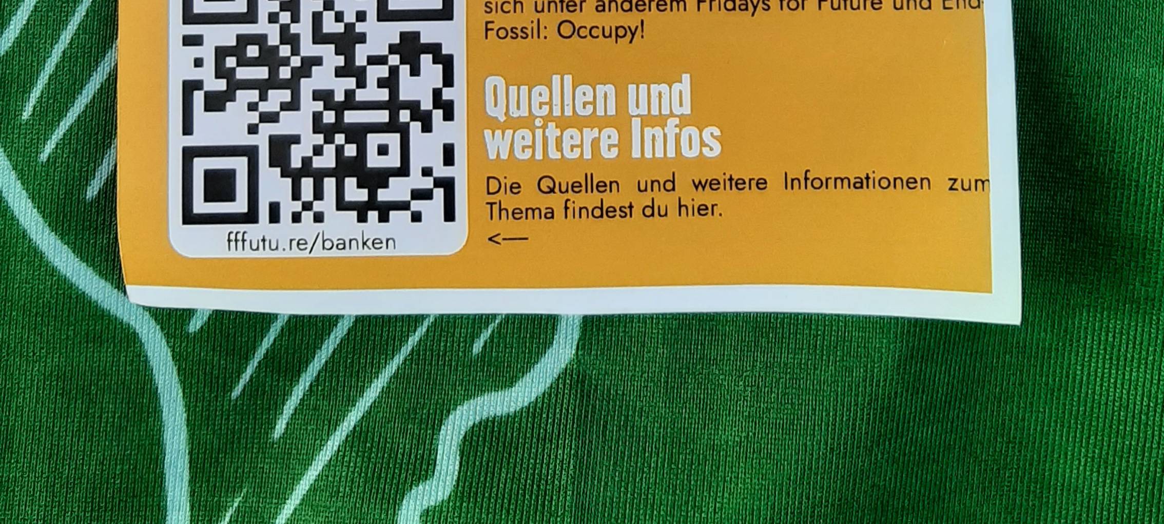 Klimaschutz-Aktivisten blockieren Bankeingang