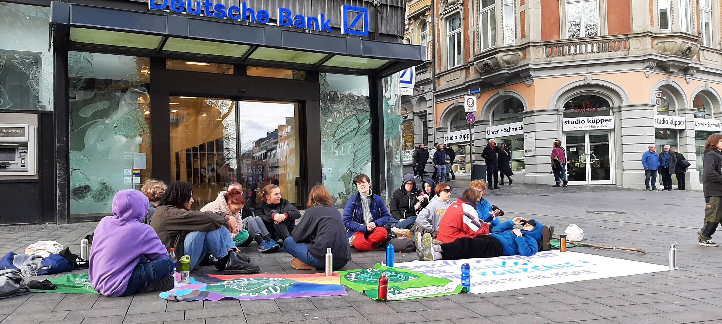 Klimaschutz-Aktivisten blockieren Bankeingang