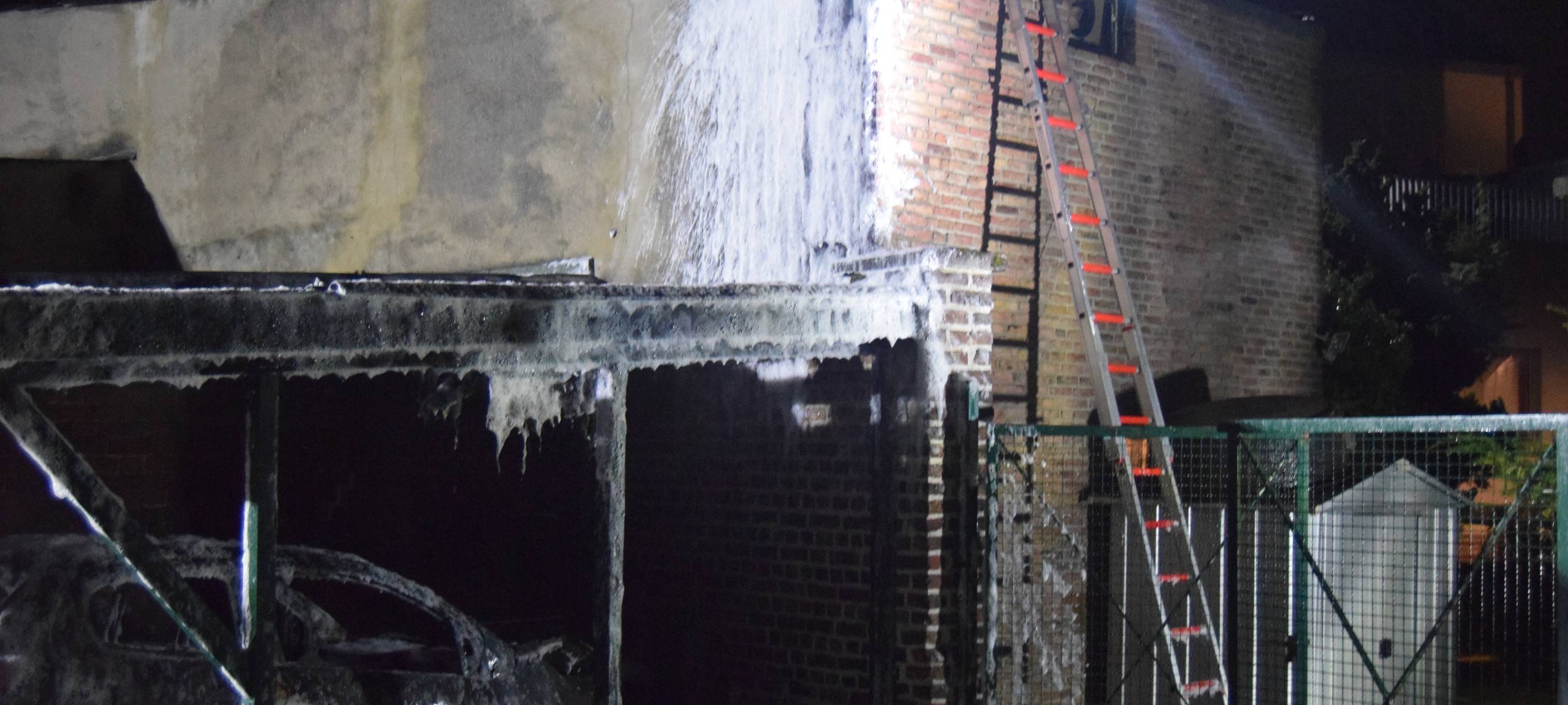 Autobrand greift auf Carport und Tanzlokal über