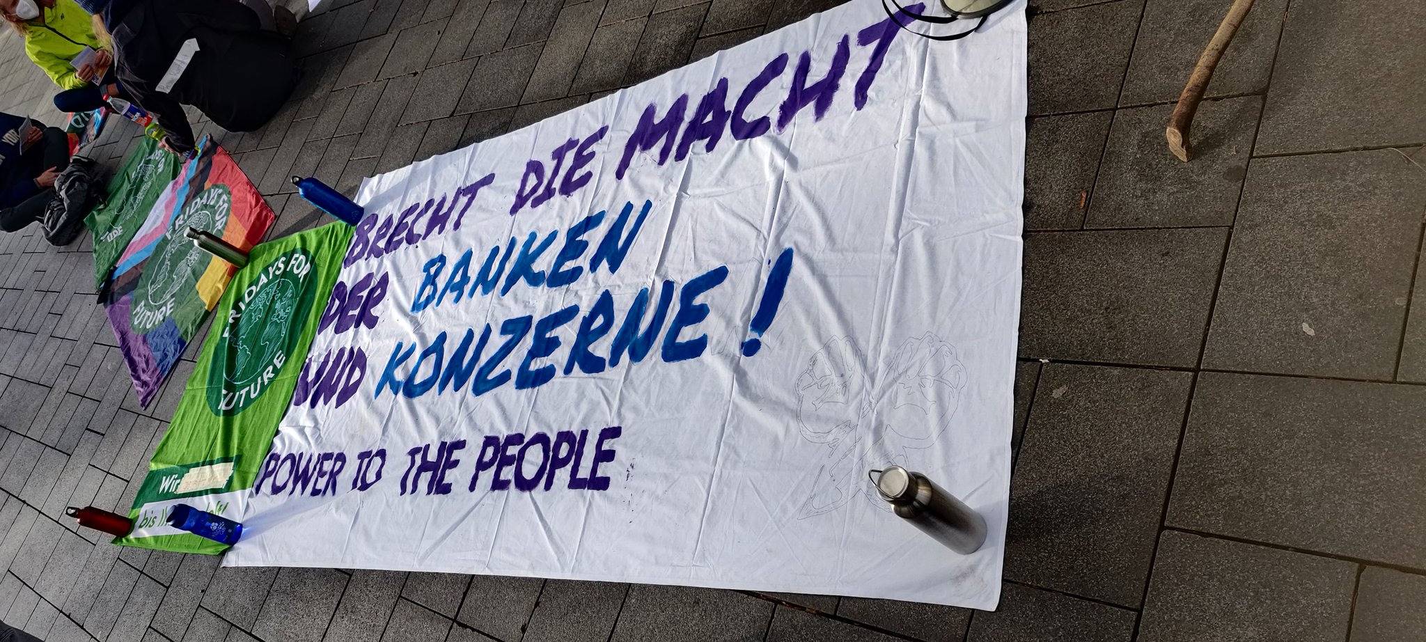 Klimaschutz-Aktivisten blockieren Bankeingang