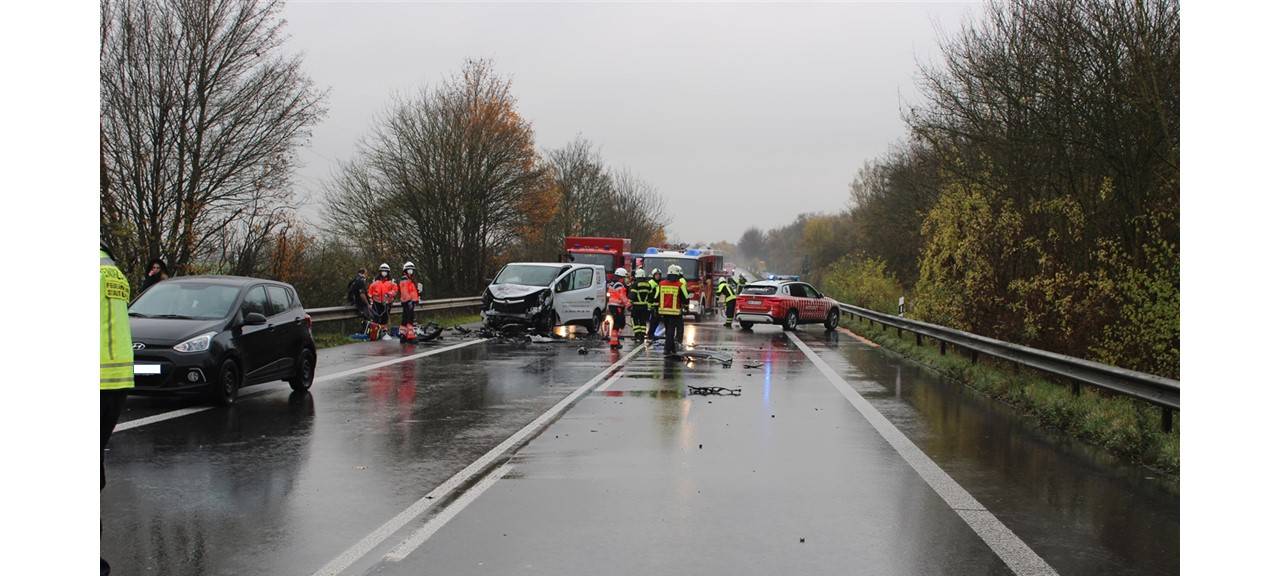 Vier Autos auf B56 kollidiert
