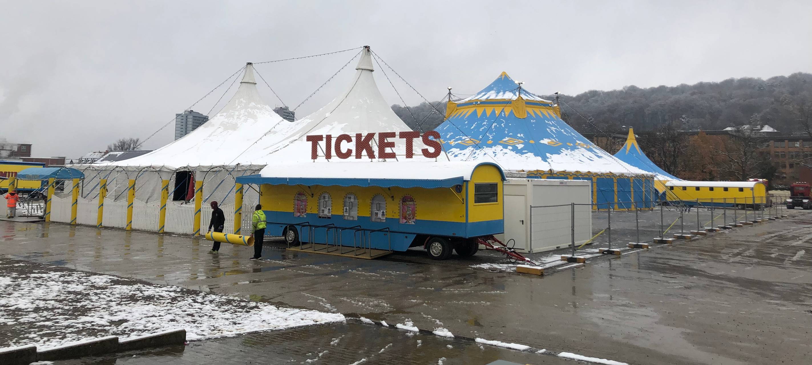 Aachener Weihnachtscircus: Zeltaufbau läuft