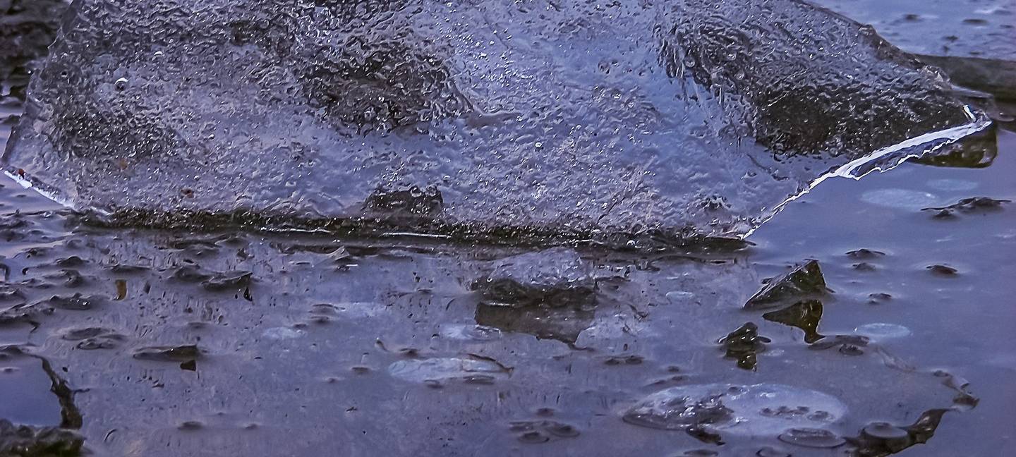 Gefährlich und verboten: Nicht auf die Eisflächen gehen!