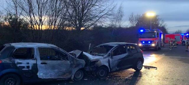 Unfall auf L240 mit brennenden Autos: Zwei Schwerverletzte