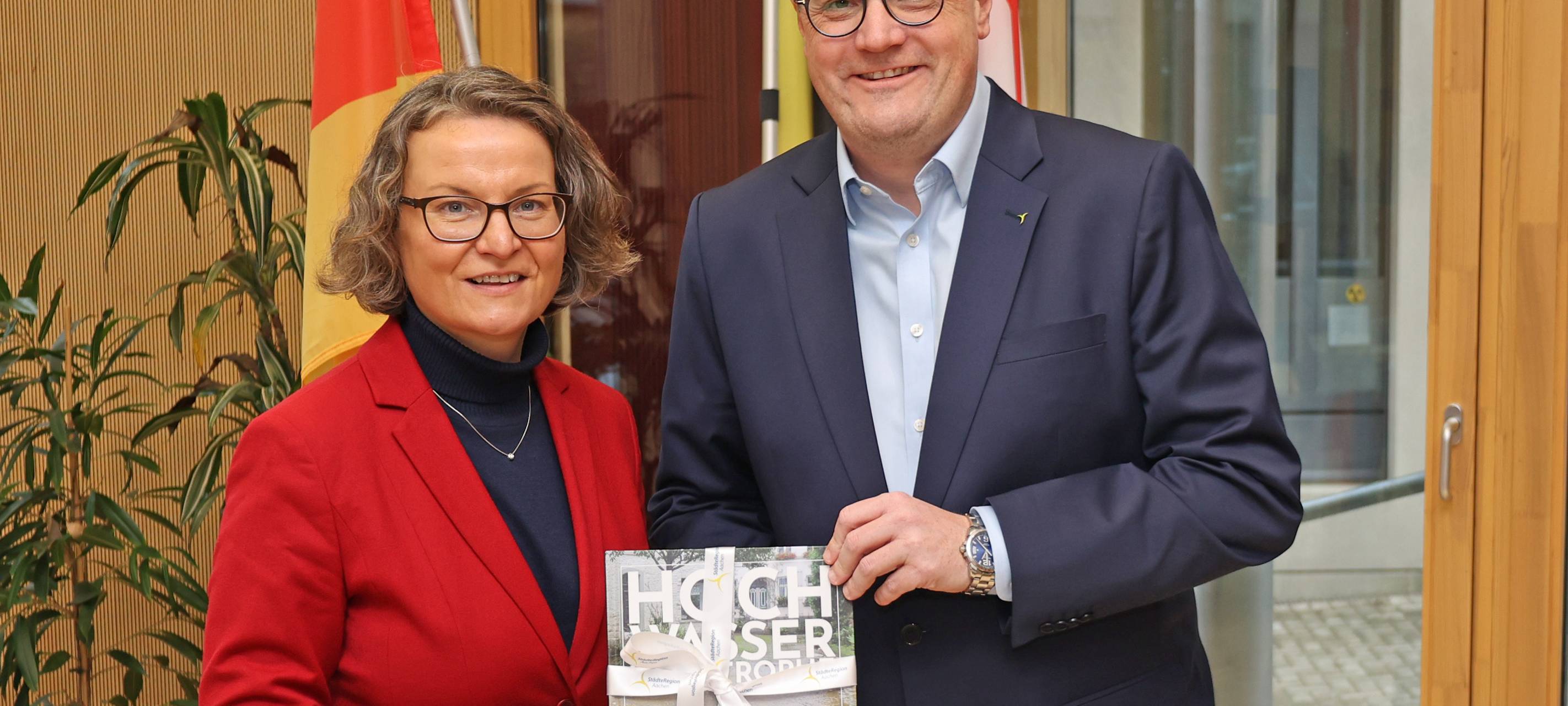 Wiederaufbau: NRW-Heimatministerin übergibt Förderbescheid