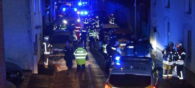 Verfolgungsfahrt endet in geparkten Autos