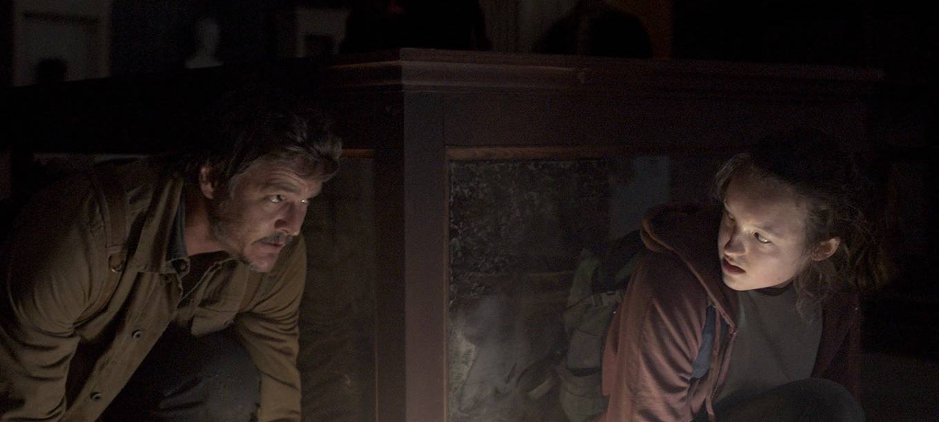 Joel und Ellie in einem Versteck.