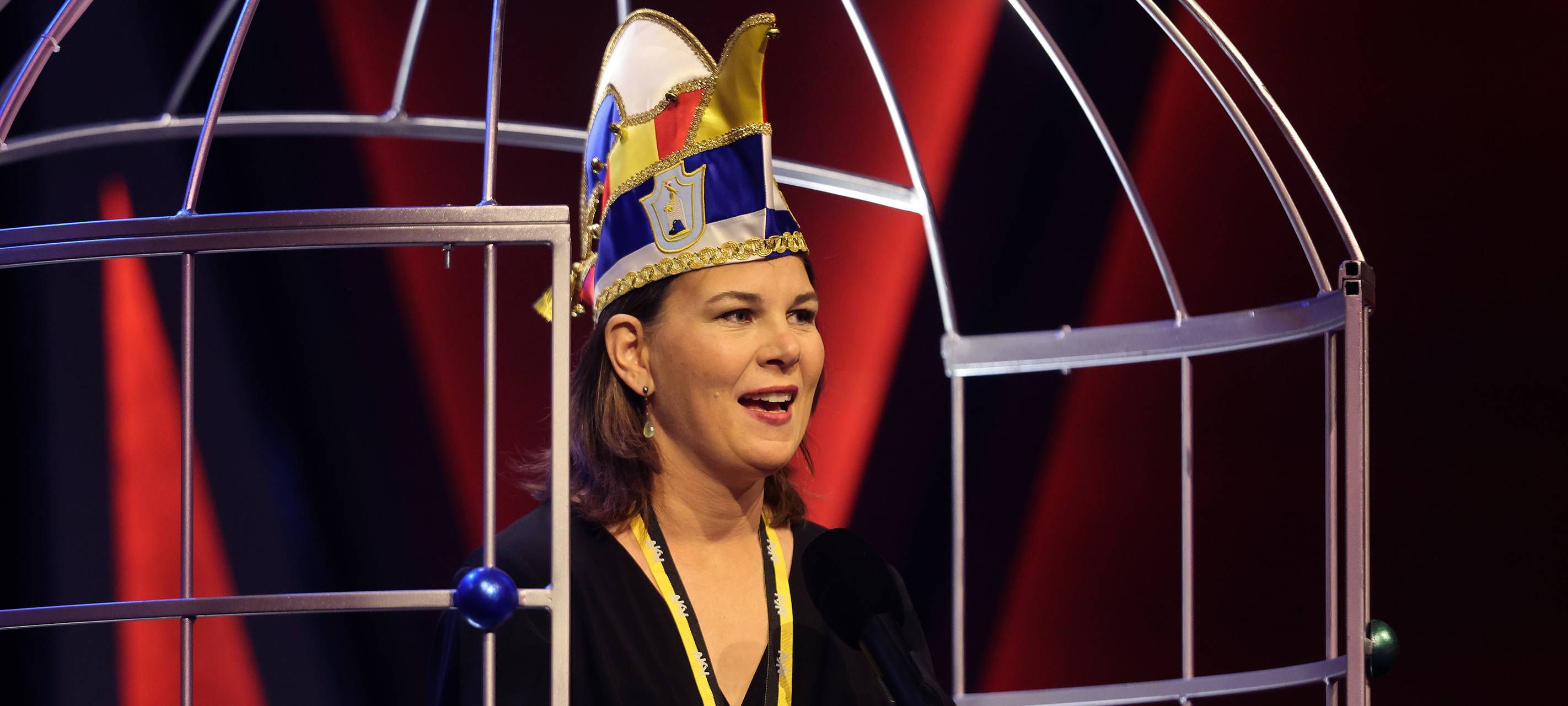 Orden wider den tierischen Ernst an Baerbock übergeben