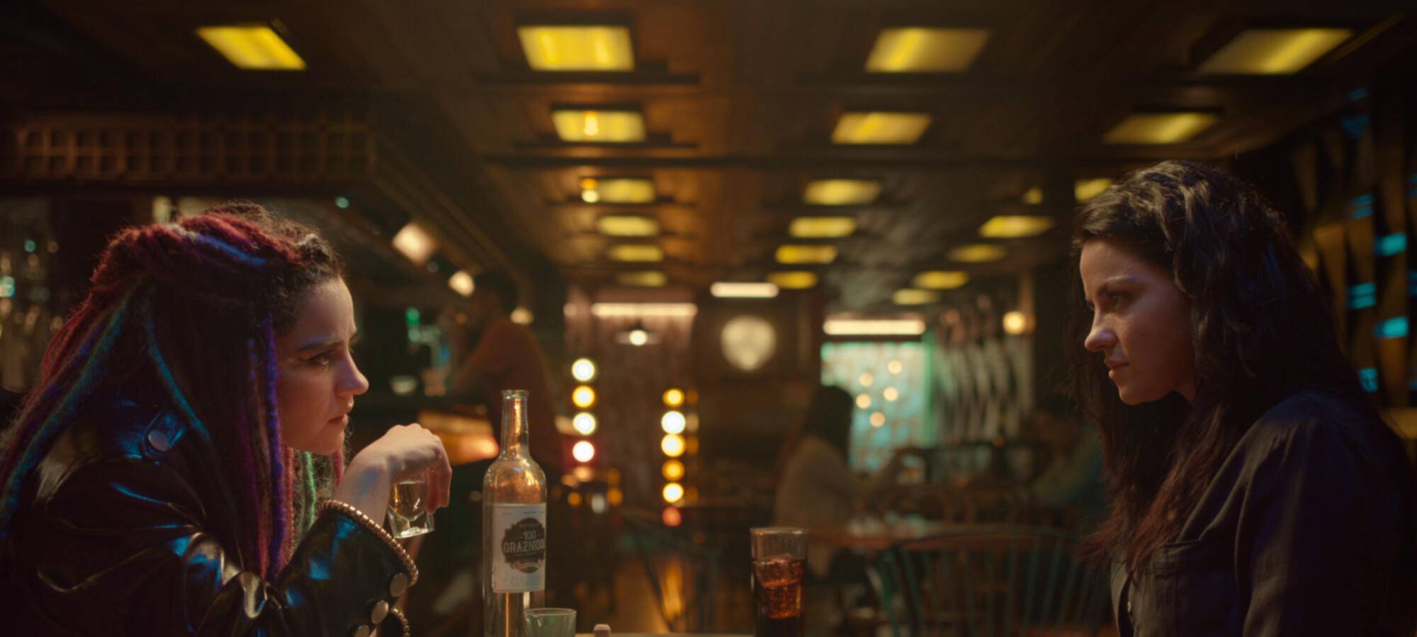 Rebecca und Tamara tauschen sich aus.