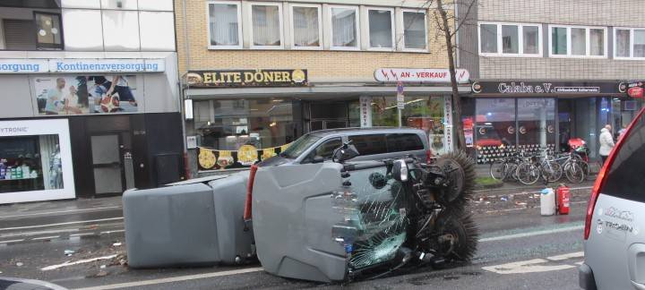 Kehrmaschine auf Jülicher Straße umgestürzt