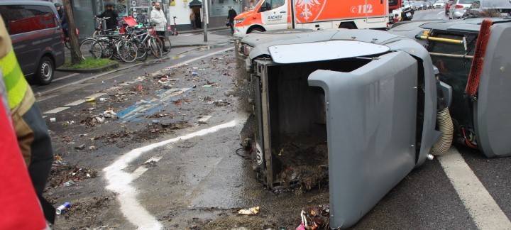Kehrmaschine auf Jülicher Straße umgestürzt