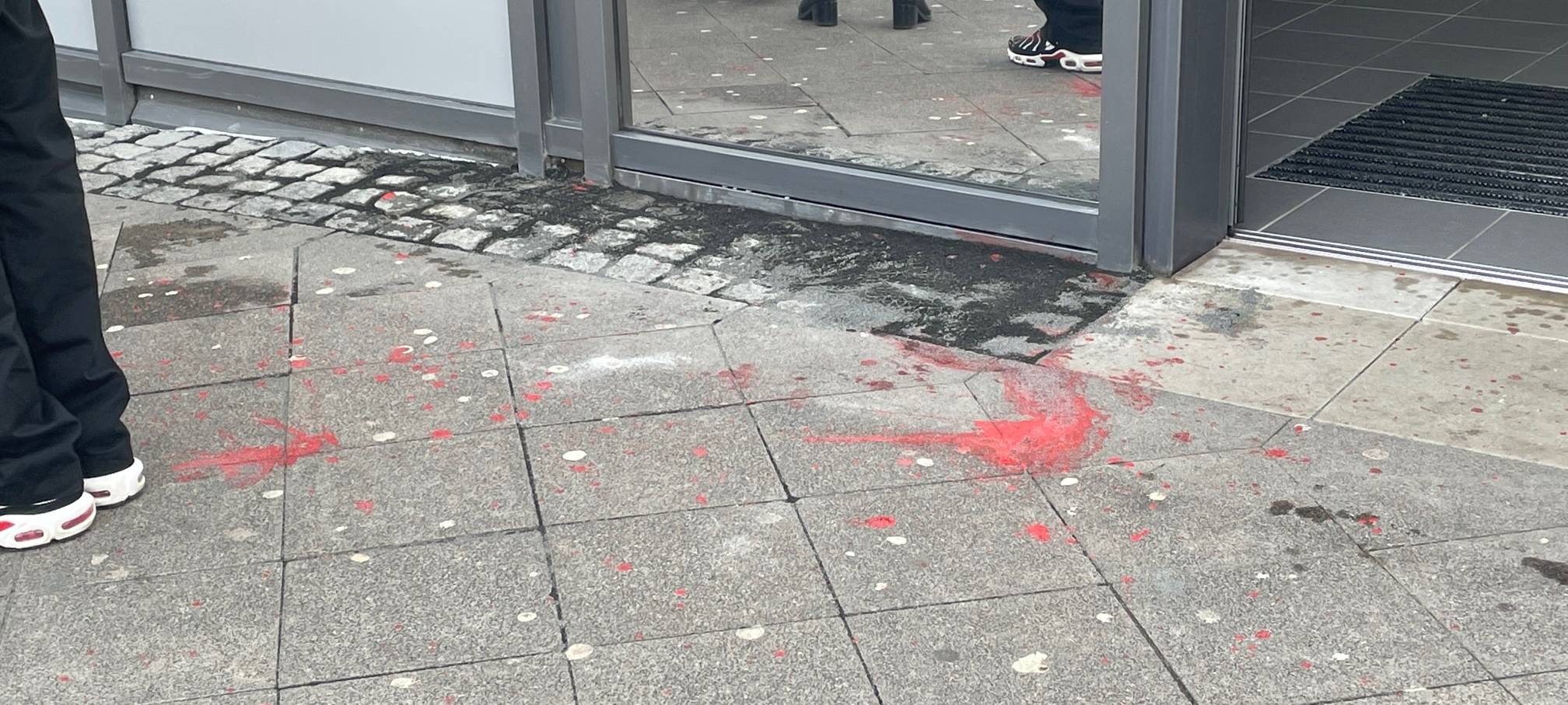 Farbanschlag auf Polizeistelle am Bushof