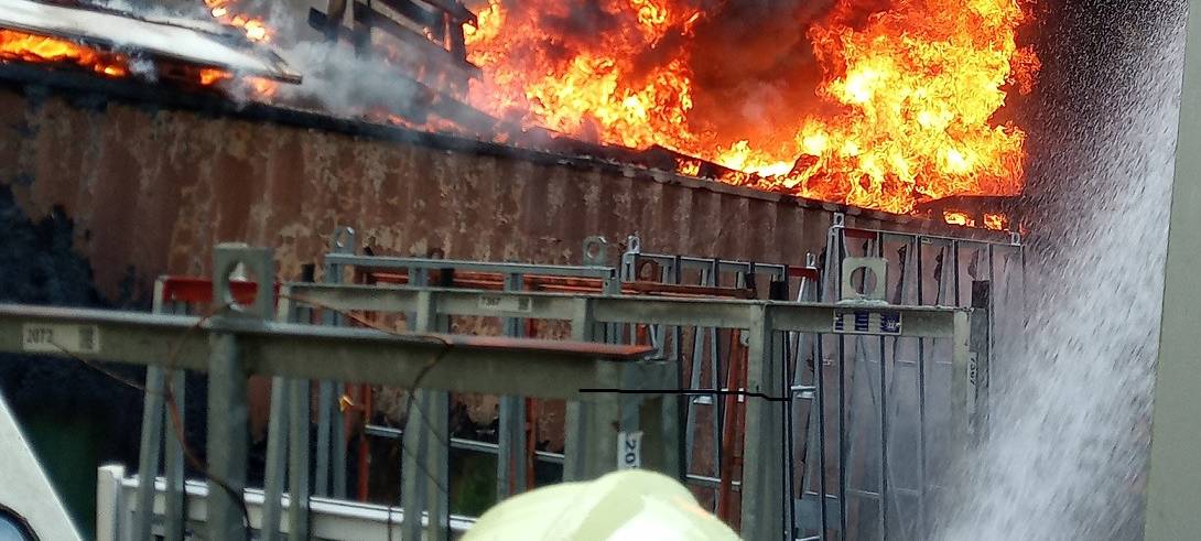 Containerbrand: Rauchwolke über Merkstein