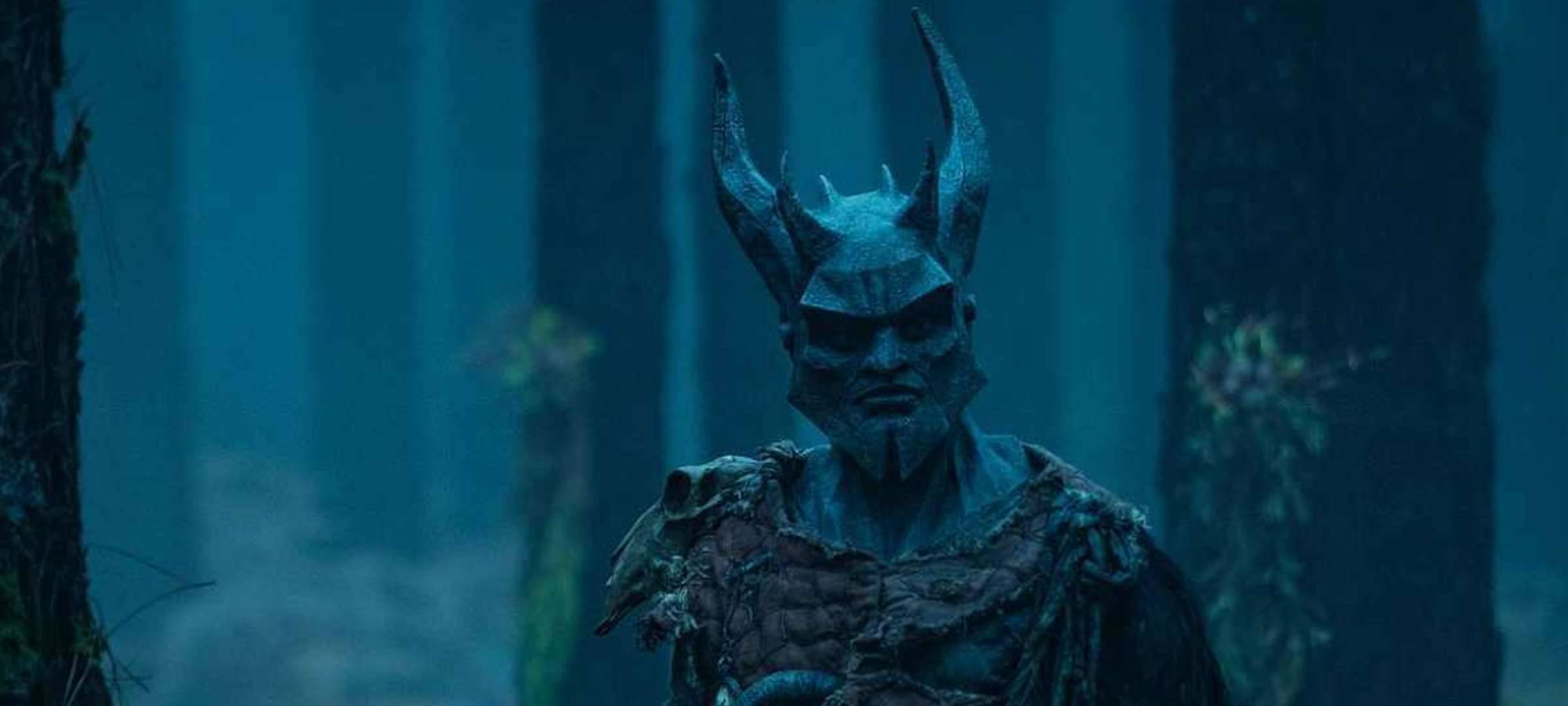 Der mächtige Greif im Wald.