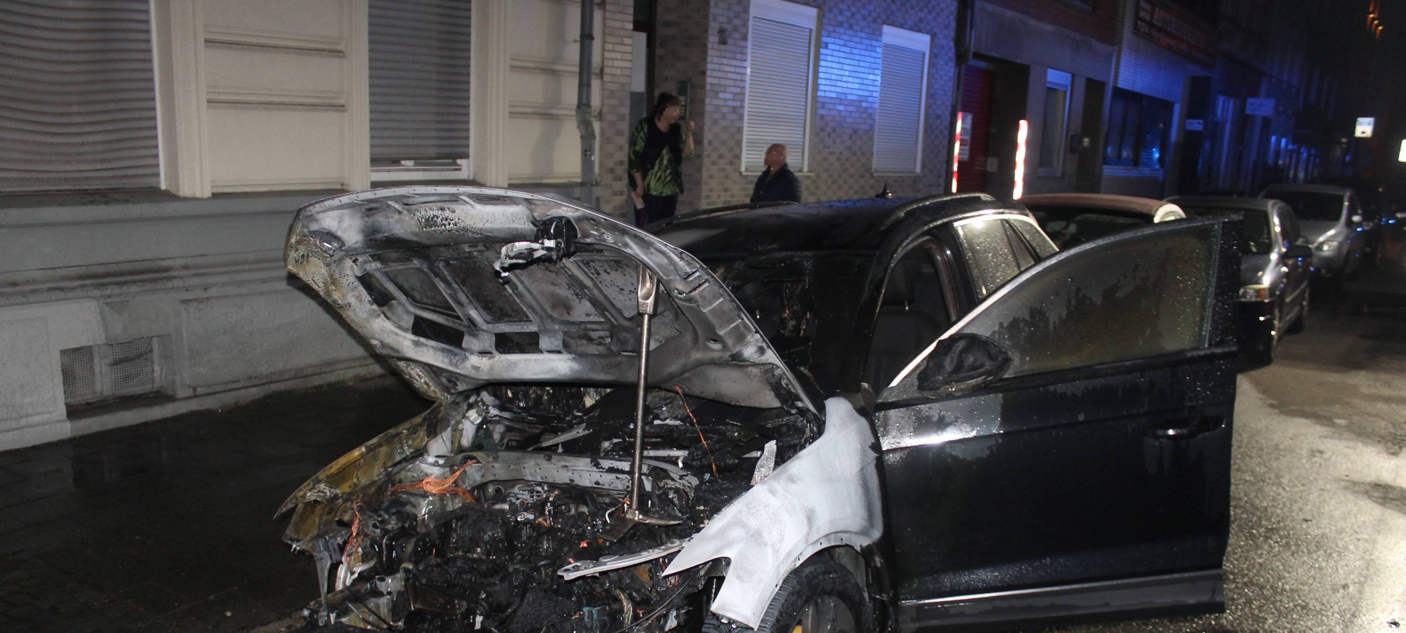 Fahrzeugbrand Viktoriastraße: Zeugensuche