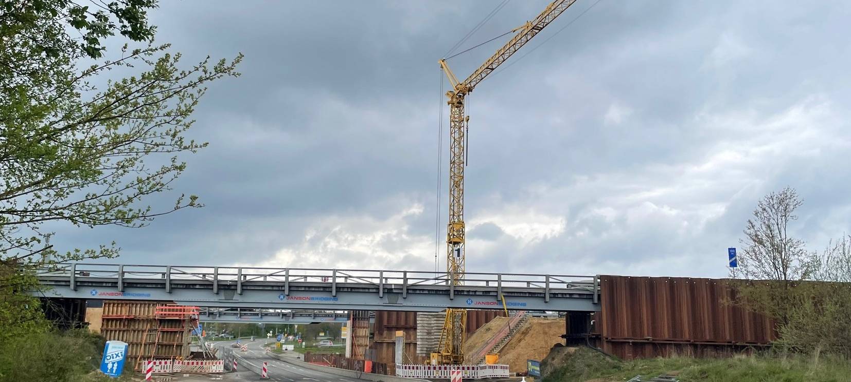 Delle in Asphalt auf A44