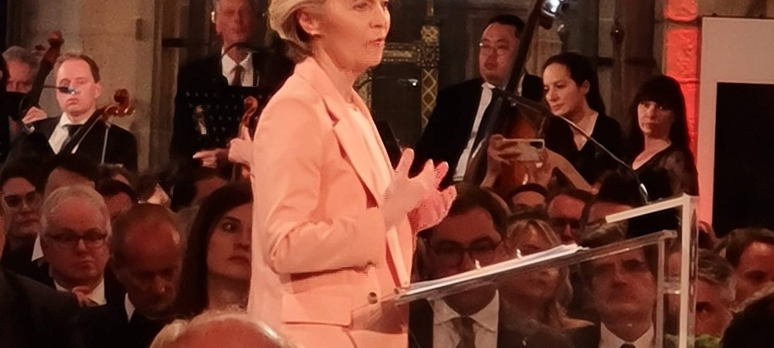 Selenskyj wird mit Standing Ovations in Aachen gefeiert