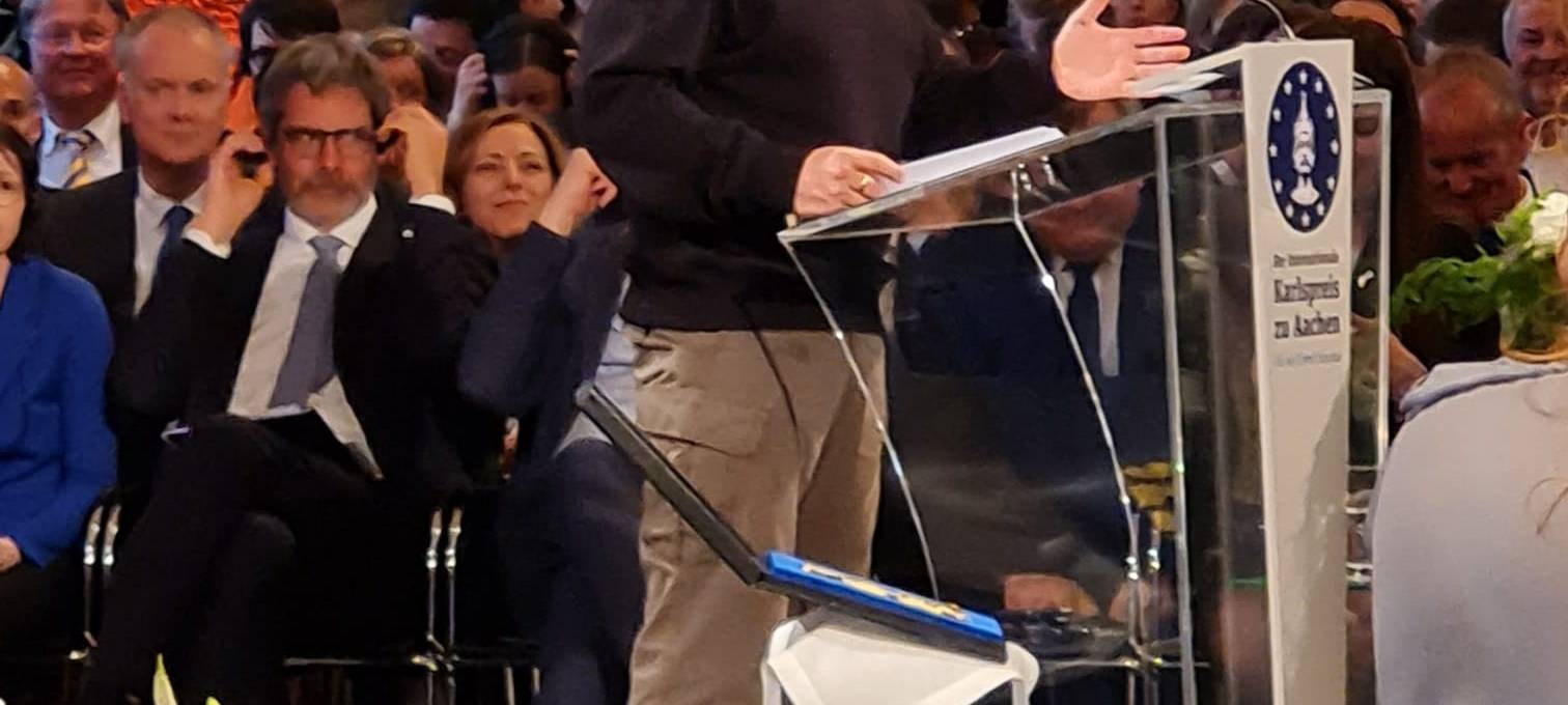 Selenskyj wird mit Standing Ovations in Aachen gefeiert