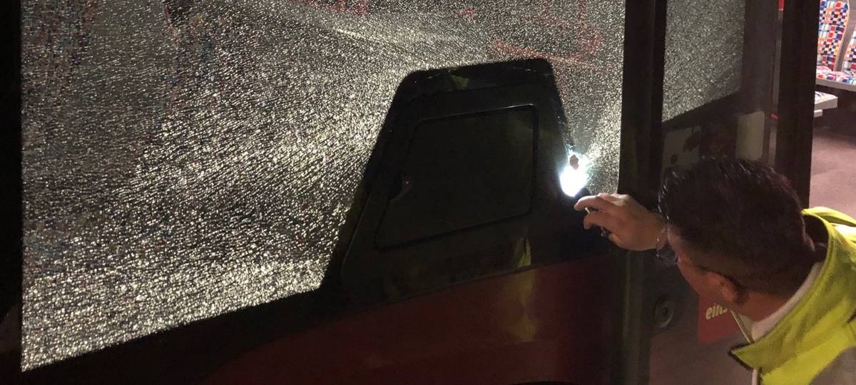 Mit Steinschleuder auf Busse geschossen