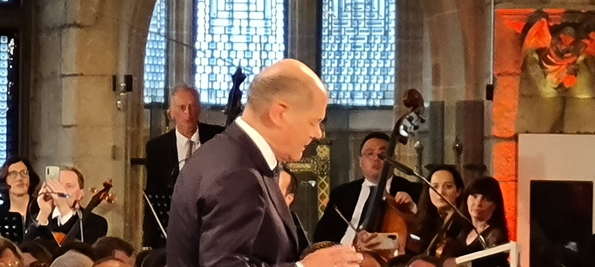 Selenskyj wird mit Standing Ovations in Aachen gefeiert