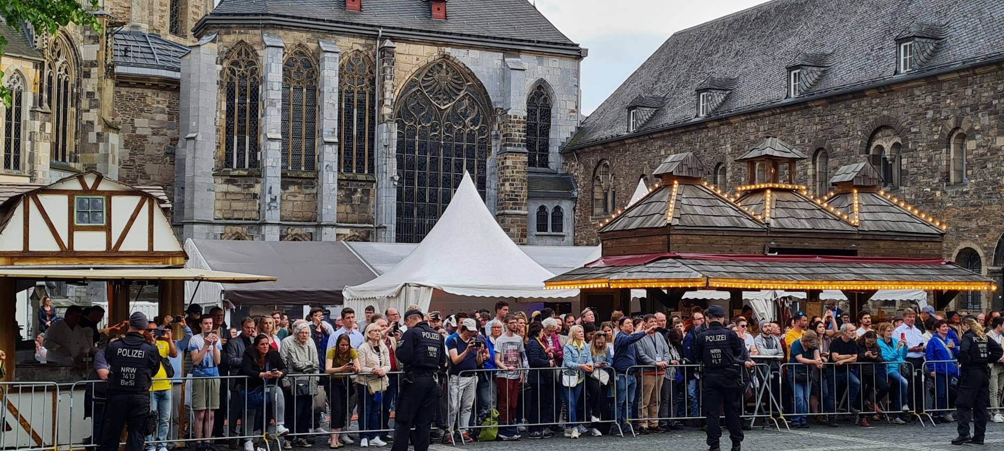 Selenskyj wird mit Standing Ovations in Aachen gefeiert