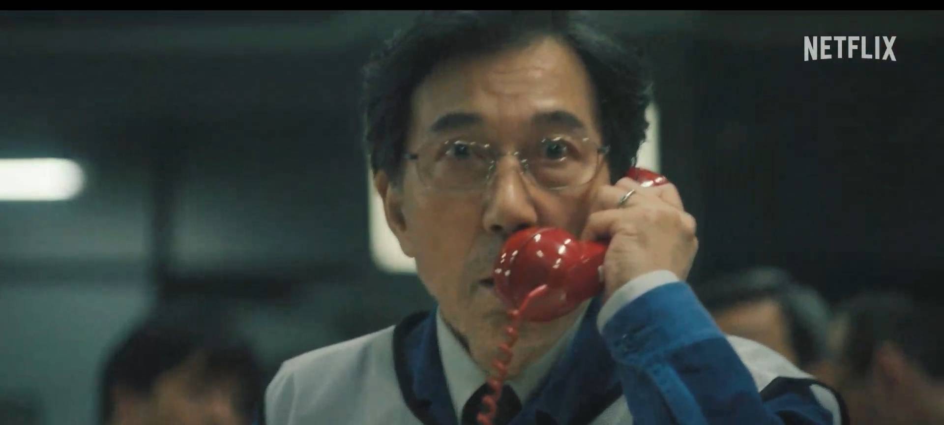 Ein Wissenschaftler telefoniert.