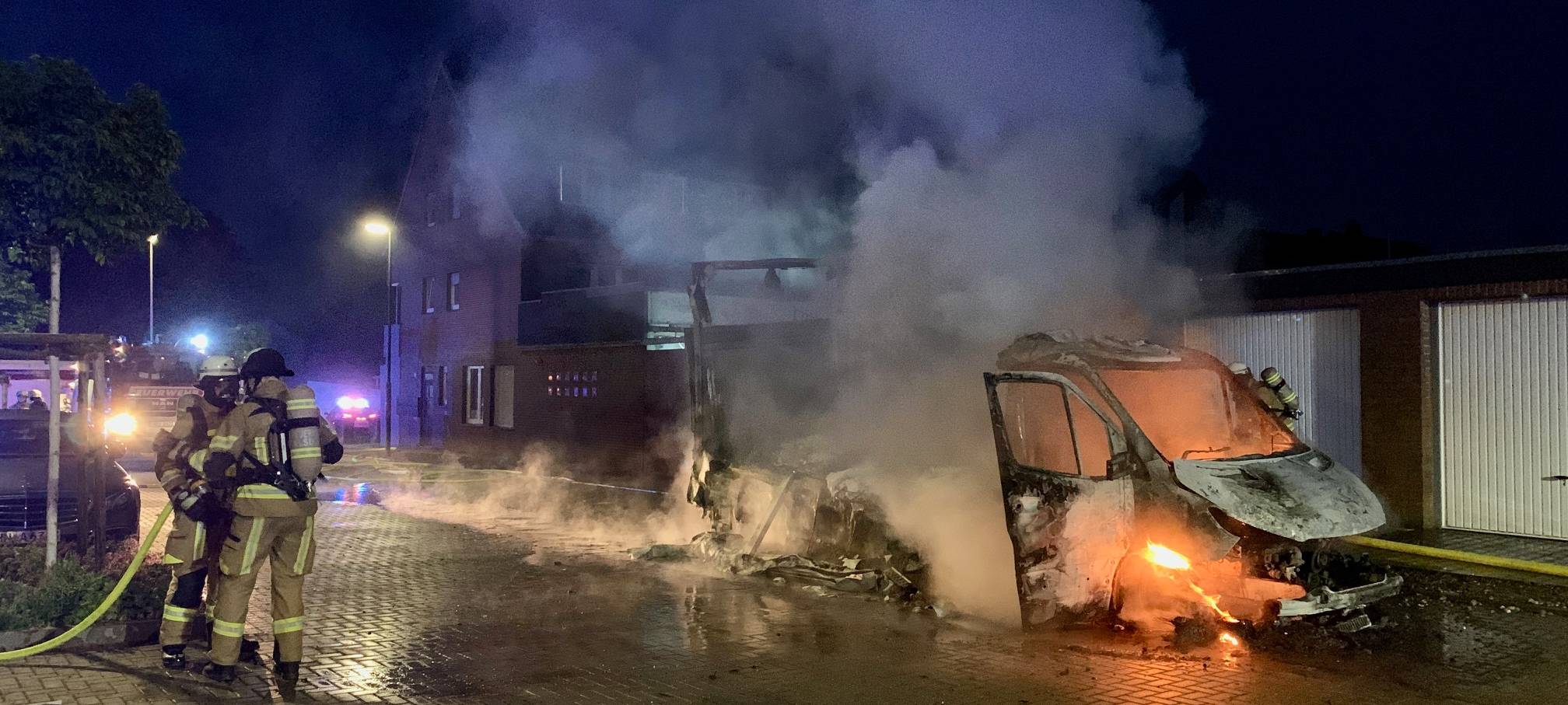 Brennender LKW sorgt für Großeinsatz der Feuerwehr