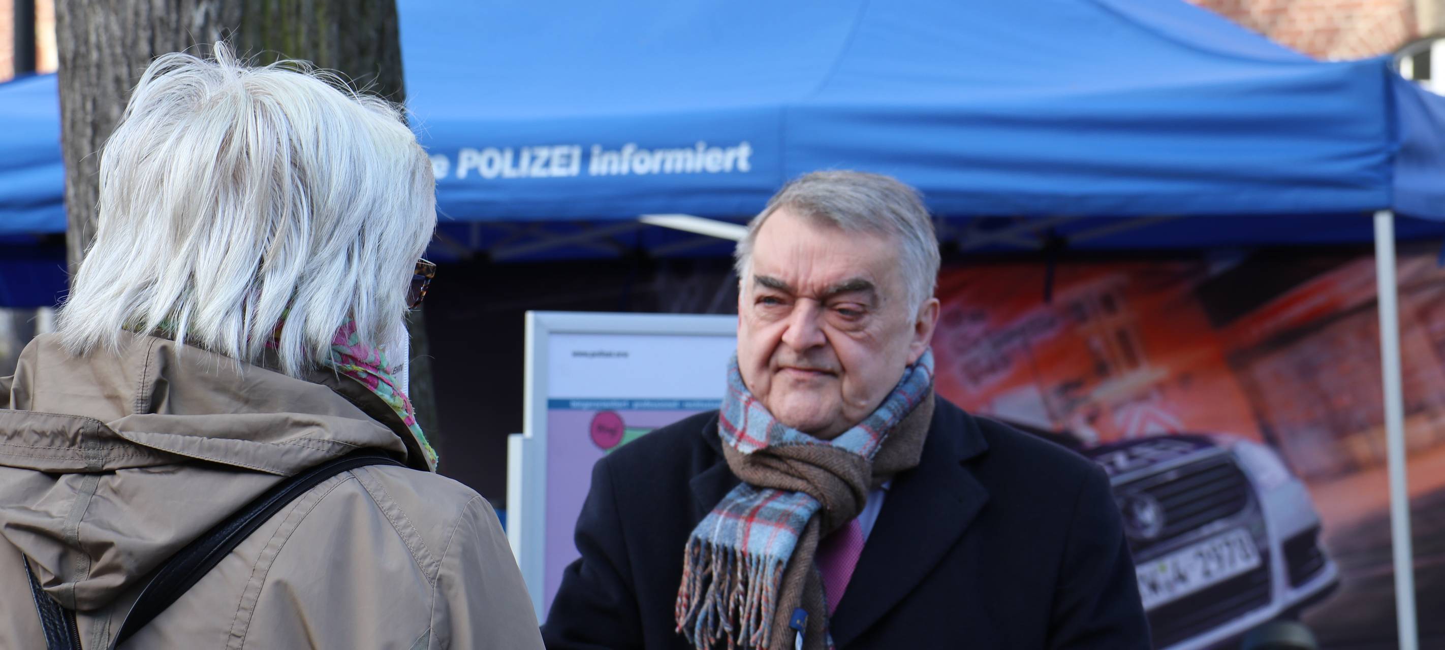 "Coffee with a Cop" auf dem Brander Markt