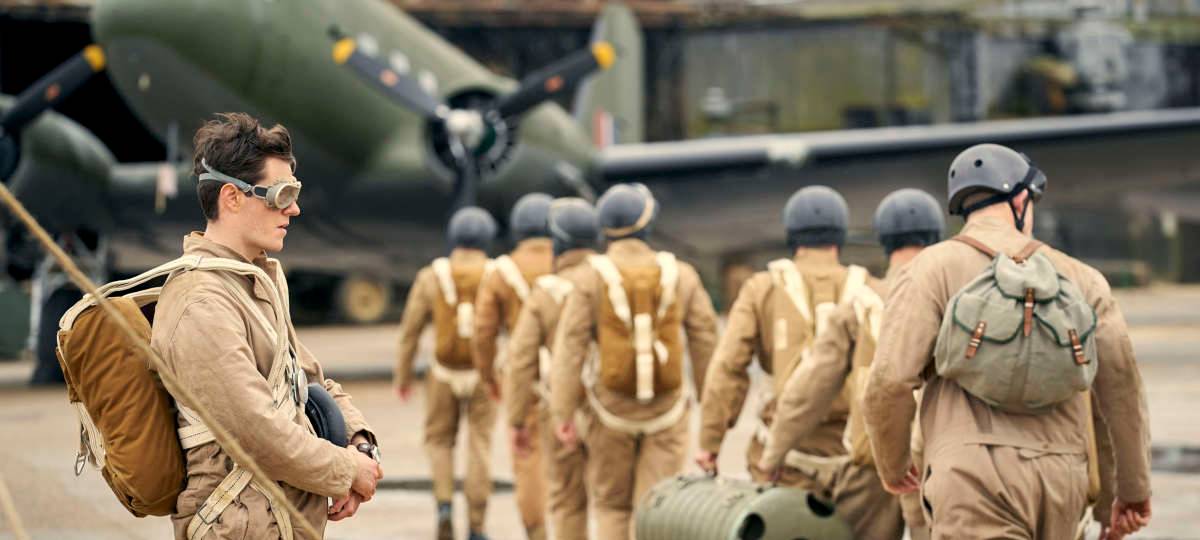 Die Männer ziehen in den Krieg.