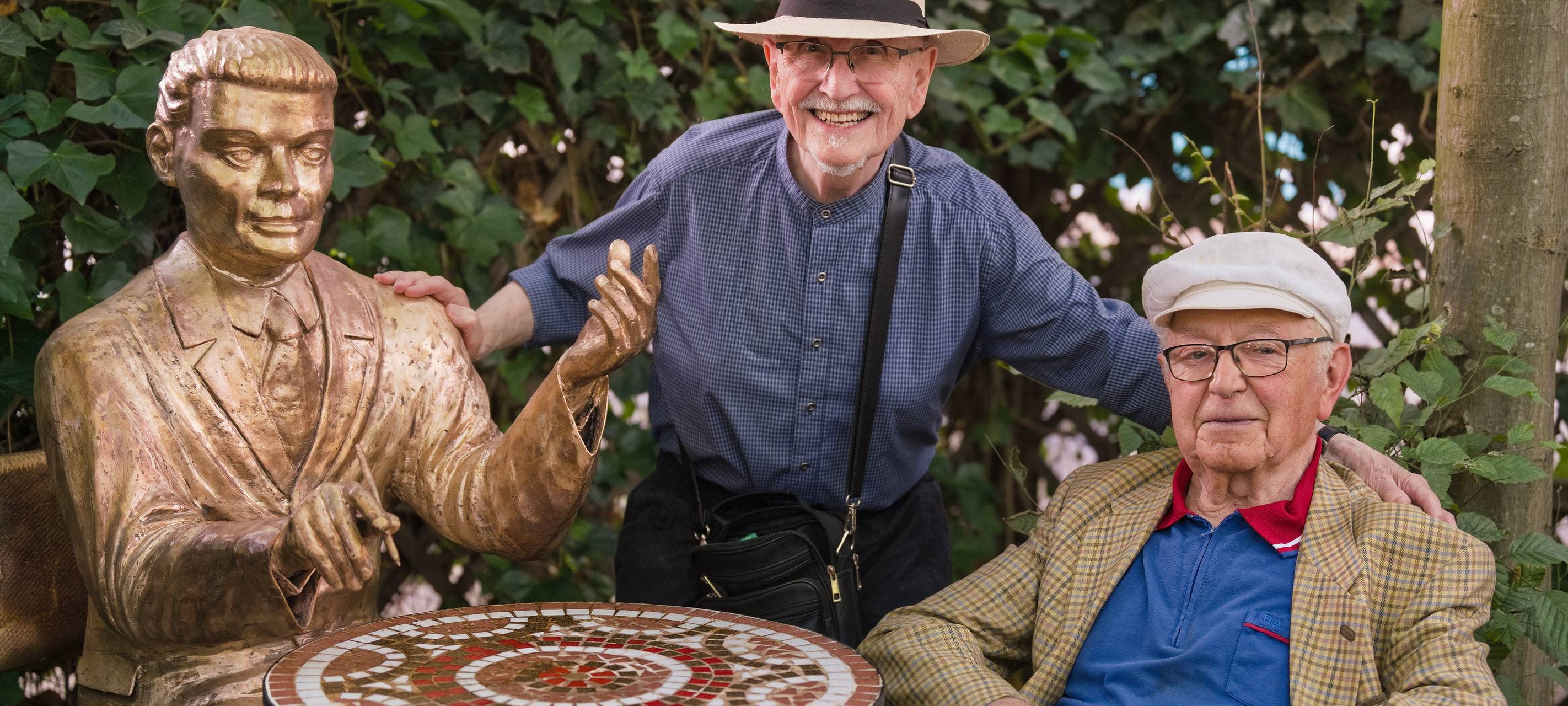 Neue Walter Hasenclever-Plastik vor der Barockfabrik