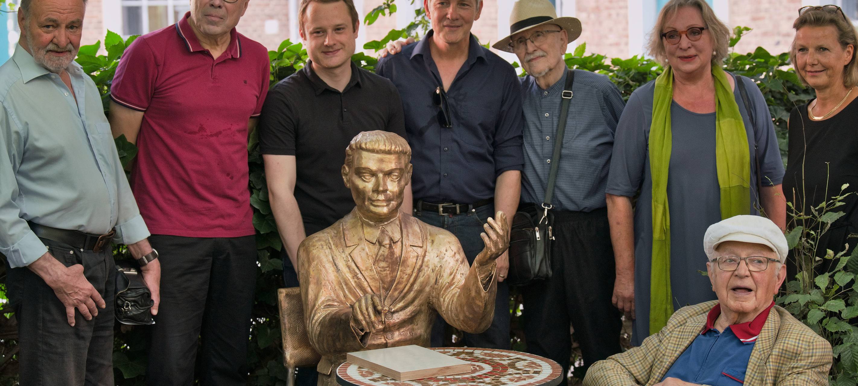 Neue Walter Hasenclever-Plastik vor der Barockfabrik