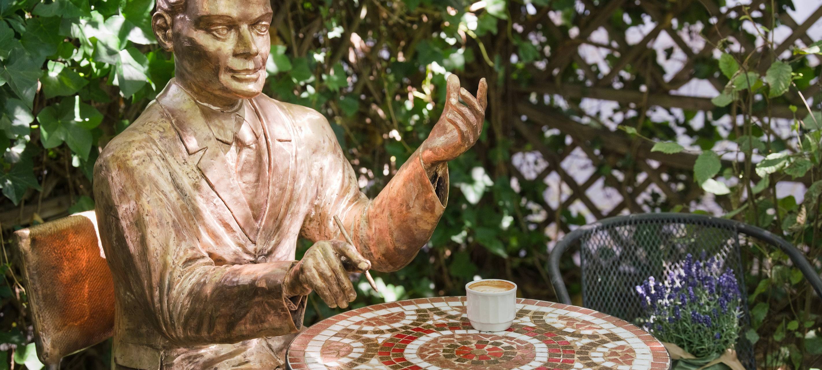 Neue Walter Hasenclever-Plastik vor der Barockfabrik