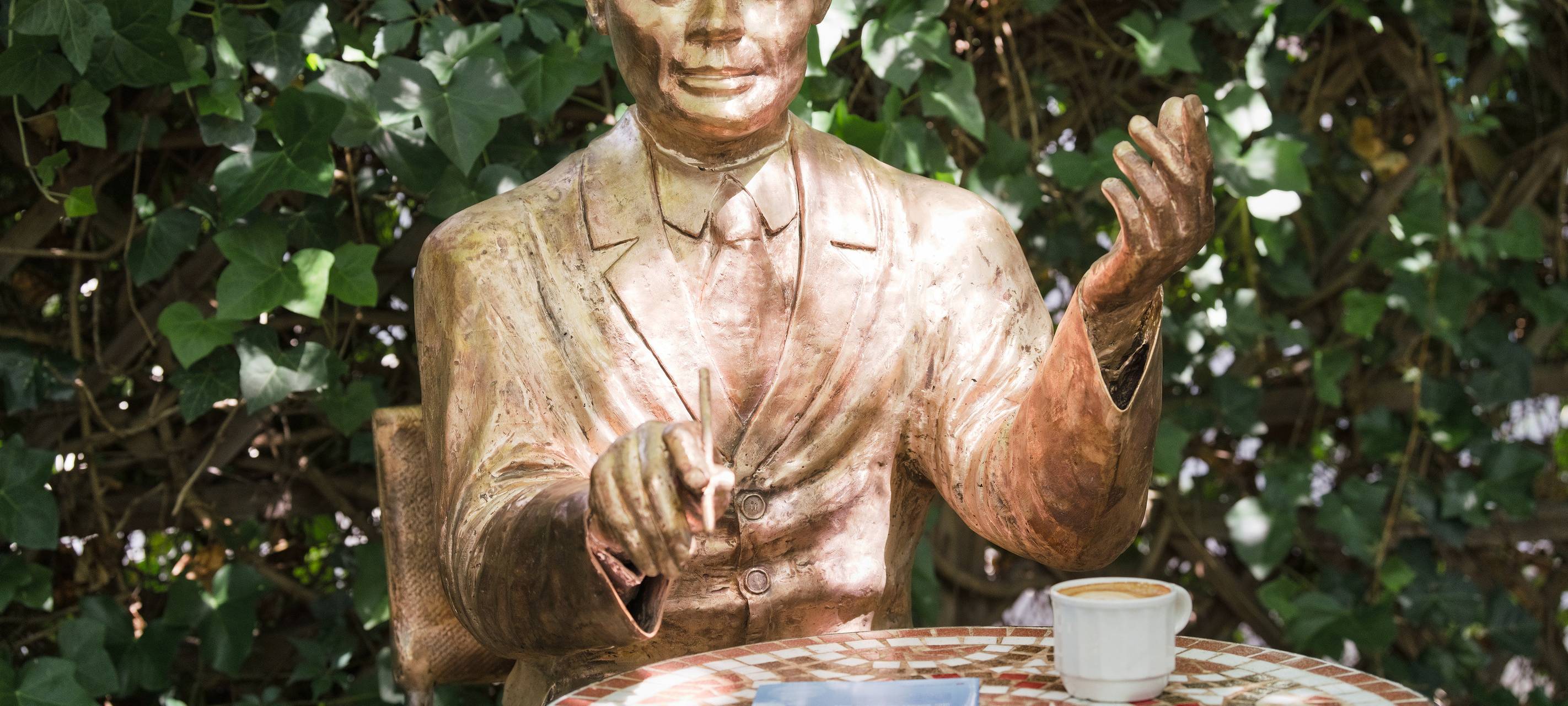 Neue Walter Hasenclever-Plastik vor der Barockfabrik