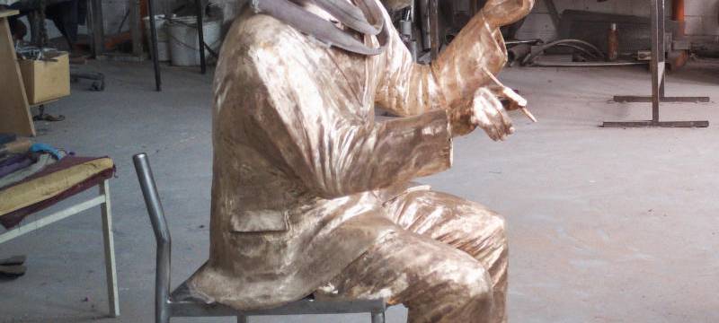 Neue Walter Hasenclever-Plastik vor der Barockfabrik