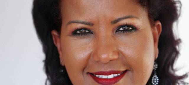 Almaz Böhm erhält die Martin Buber-Plakette