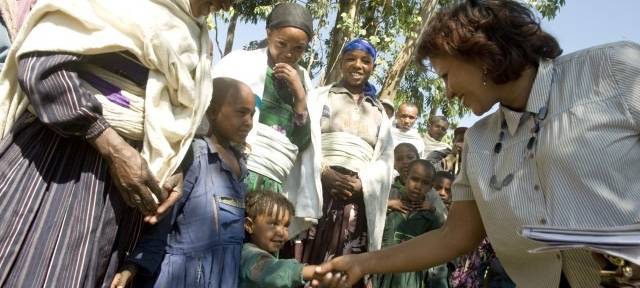 Almaz Böhm erhält die Martin Buber-Plakette