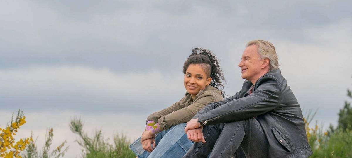 Vater-Tochter-Gespräch am Strand.