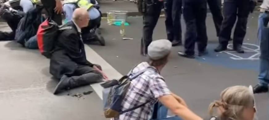 Protestaktion: Auf Wüllnerstraße geklebt