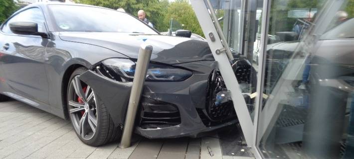 Ausparkversuch endet im Autohaus