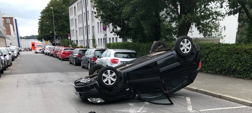 Auto überschlägt sich bei Alleinunfall