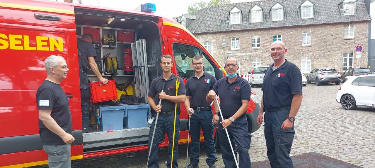 Feuerwehrleute lernen Umgang mit Reptilien