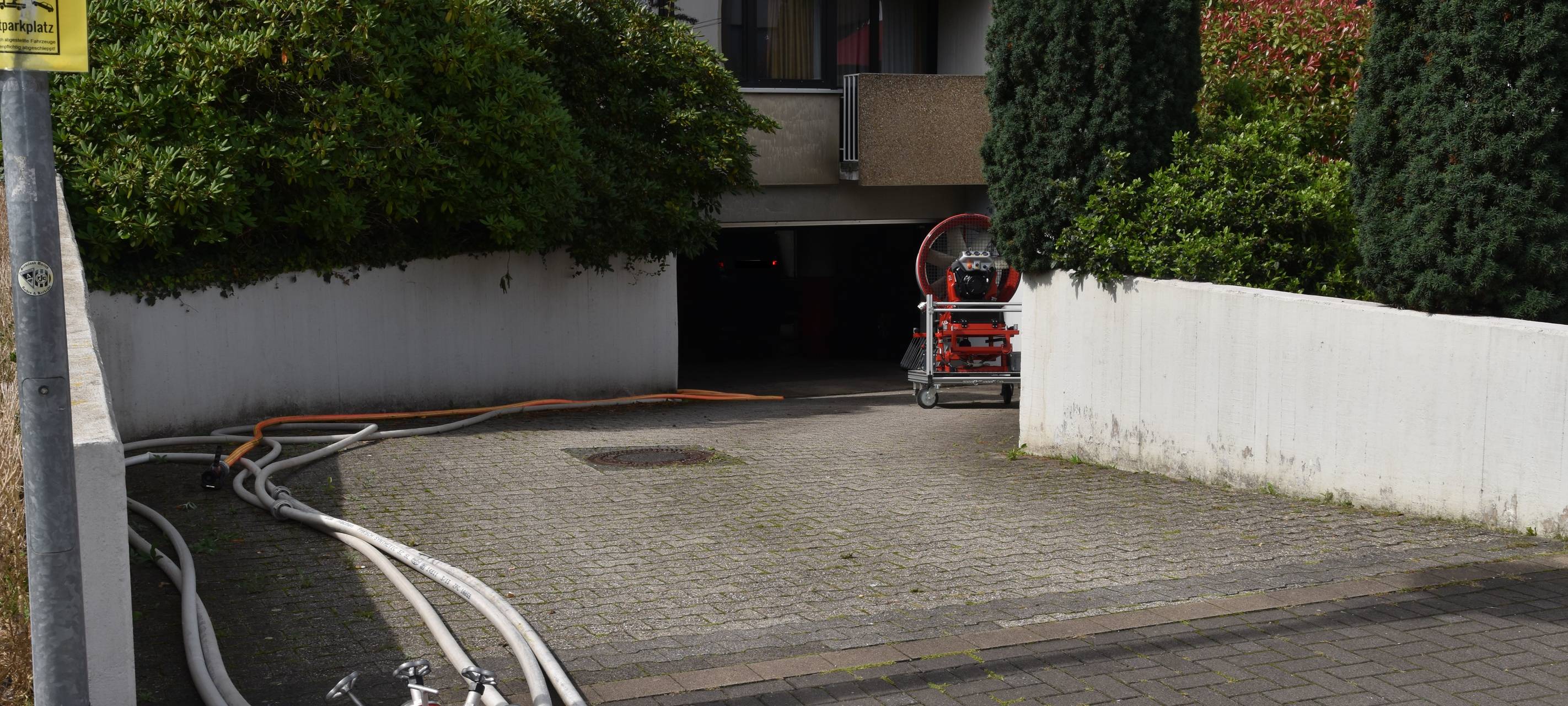 Brand in Tiefgarage: Seniorenwohnanlage evakuiert