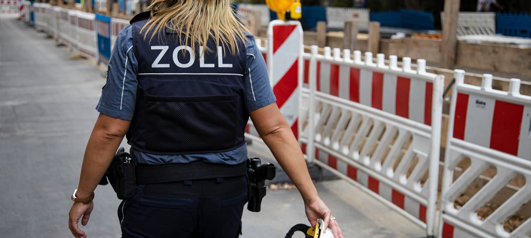 Zöllner prüfen Baustellen w/Schwarzarbeit uä.