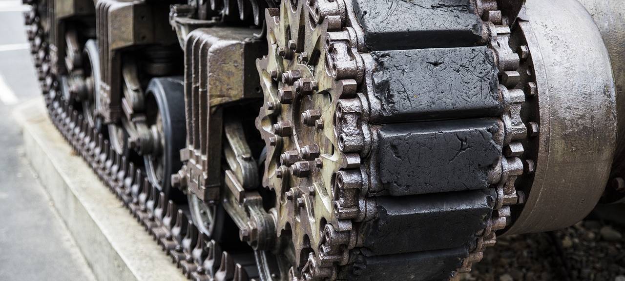 Panzer und Feuerwehr in Aachen-Brand