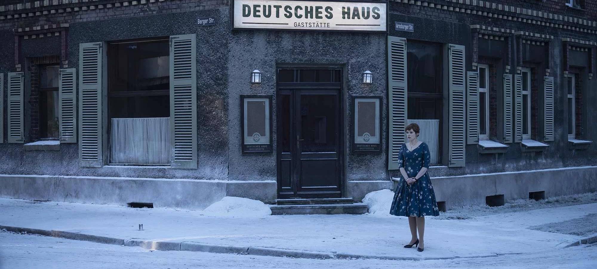 Eva vor dem Restaurant ihrer Eltern.