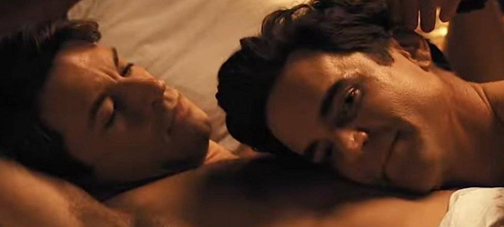 Tim und Hawkins landen miteinander im Bett.