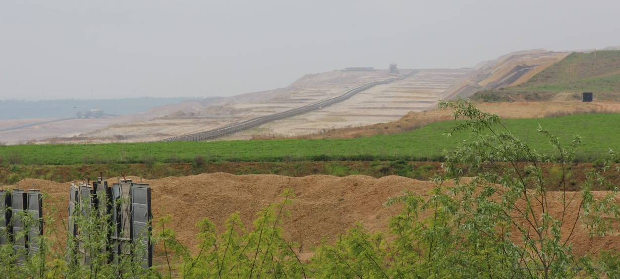 Protest im Tagebau Hambach: Aktivisten auf Bagger
