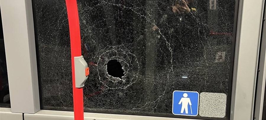 Steinwurf auf Linienbus - Fahrgast getroffen