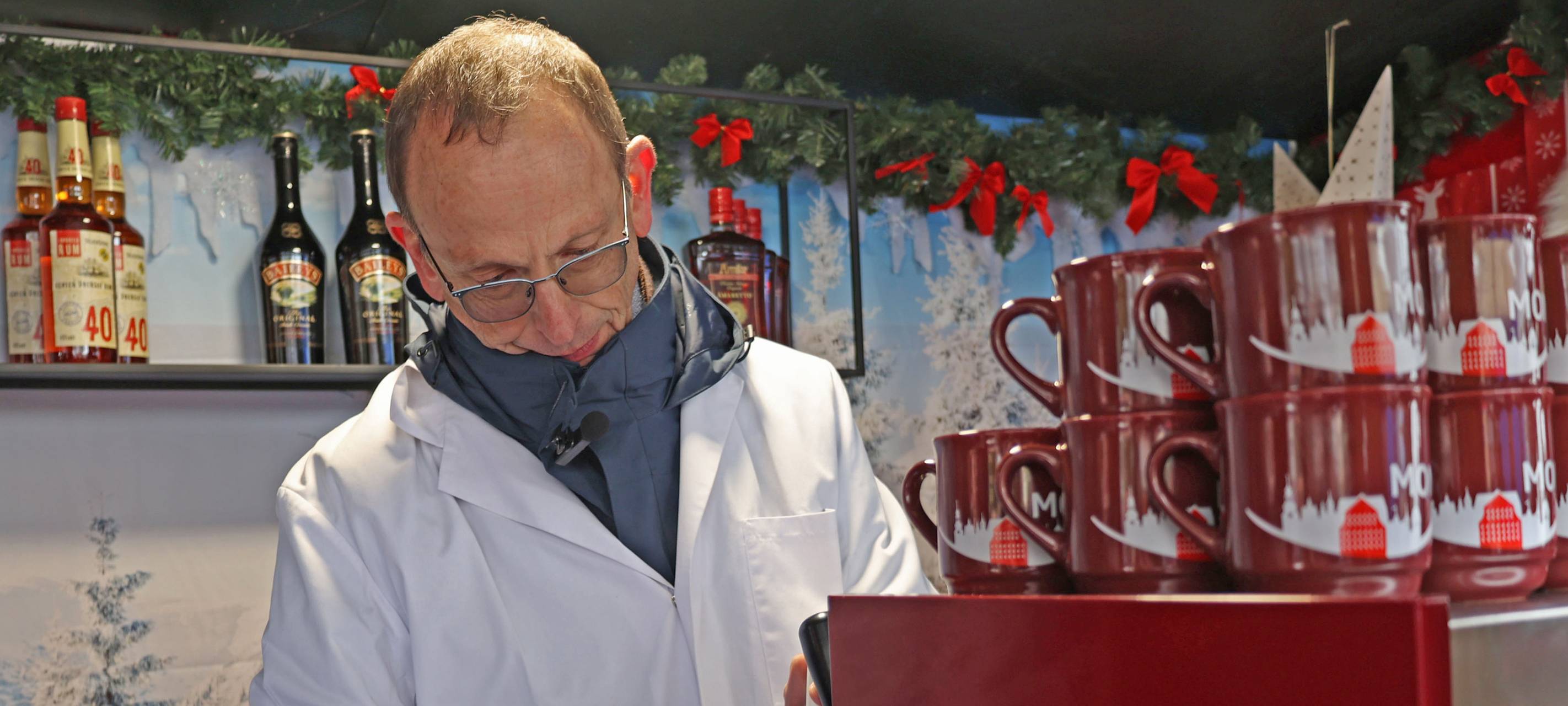 Lebensmittelkontrolleure auf dem Weihnachtsmarkt
